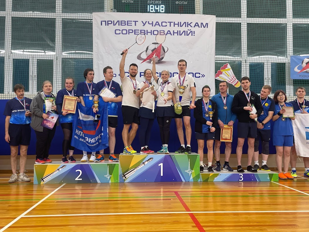 Перед началом тура чемпионата по бадминтону участников. Роскосмос бадминтон.